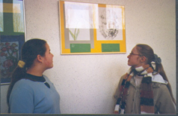 Judy Schmidt und Stephanie Hensch vor 
ihren Grafiken