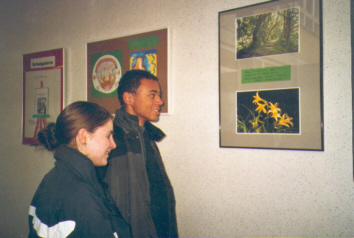 Steven Schwoch und Franziska Wenk vor 
ihren Grafiken