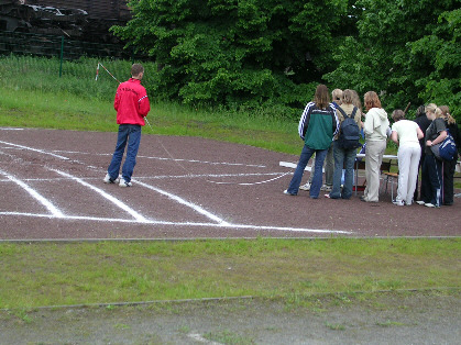 Die M&auml;dchen bei der Kugelsto&szlig;station